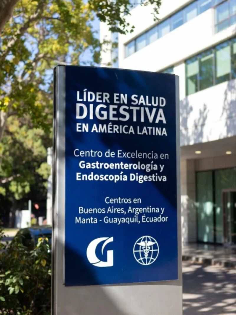 Tótem del Centro de Excelencia en Gastroenterología y Endoscopía Digestiva GastroEndo